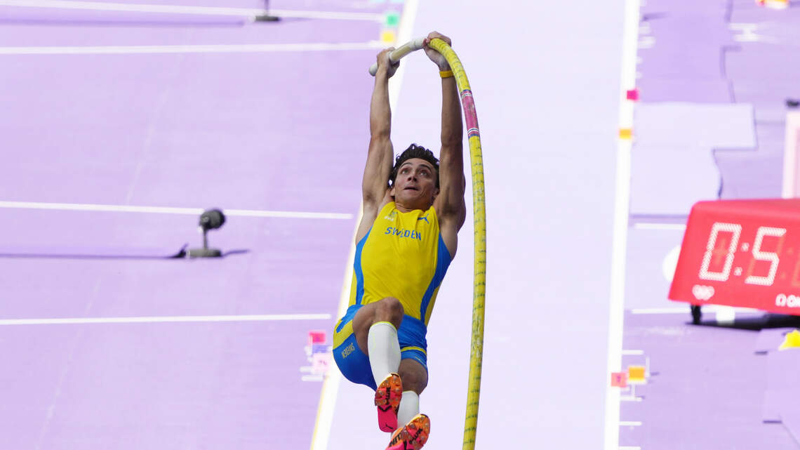 Este garrochista no tiene techo: récord mundial en París y segundo título olímpico
