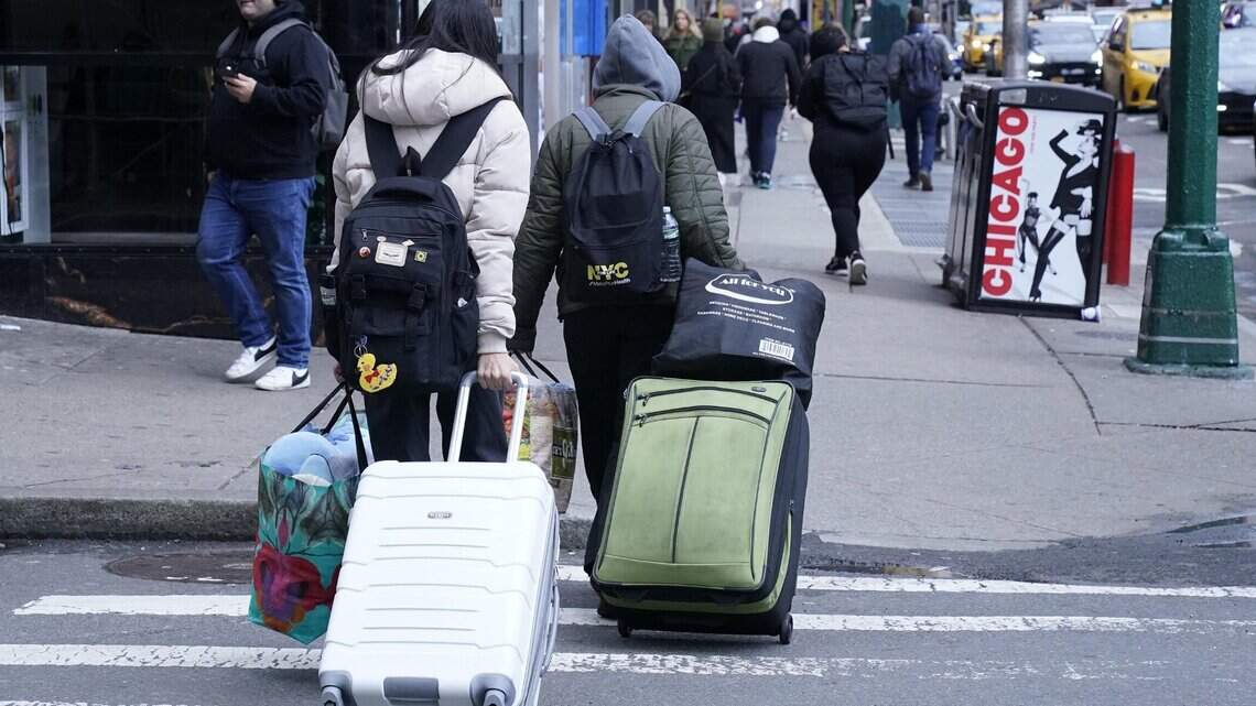 Más estados amplían cobertura de salud para inmigrantes sin papeles, en medio de crisis en la frontera