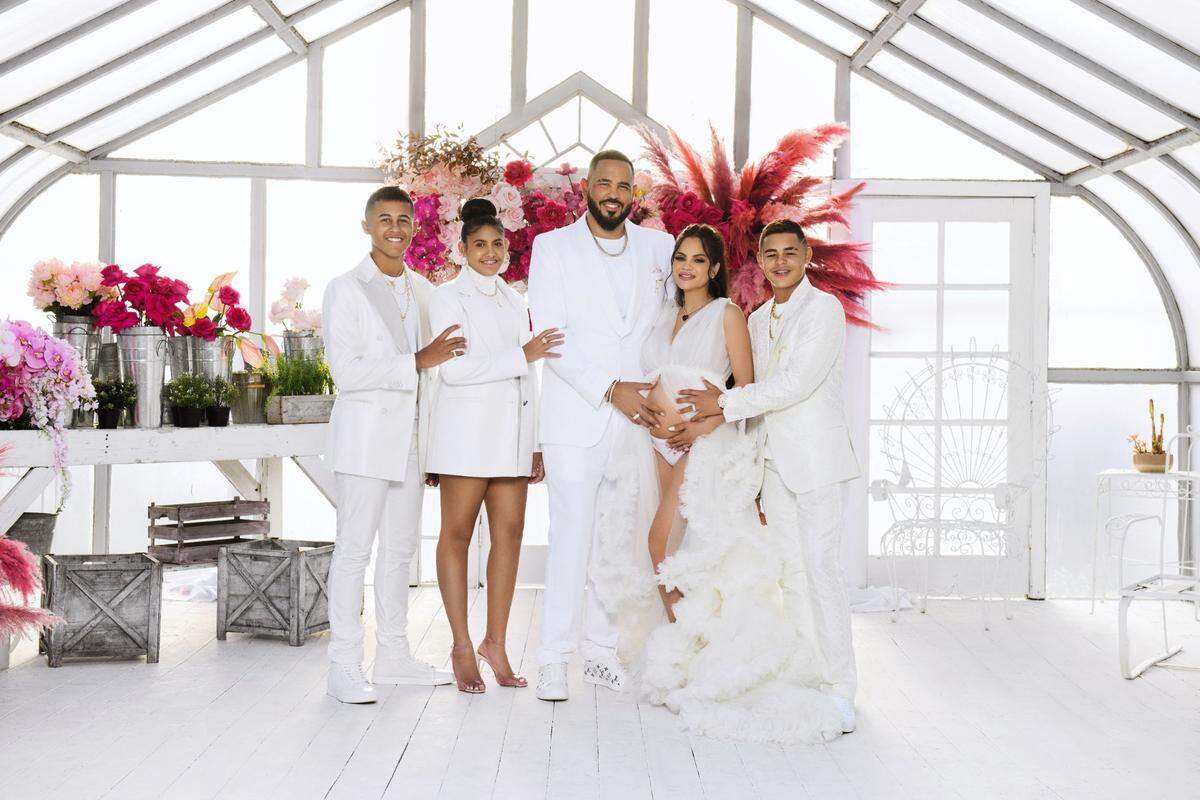 Natti Natasha con su esposo y los hijos de éste.