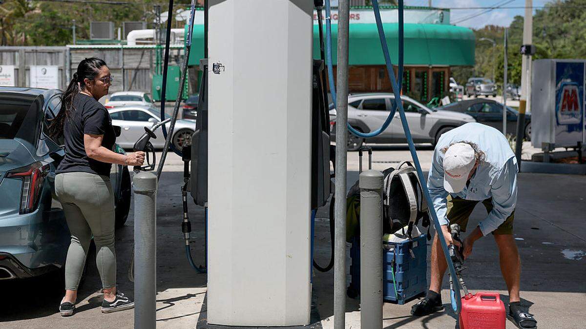 Vanessa Moya carga combustible en su vehículo en una gasolinera de Miami, Florida, el lunes 6 de abril de 2026. En la semana que terminó el domingo 12 de abril de 2026, los precios de la gasolina en Florida cayeron 17 centavos a $4.03/gal, pero la incertidumbre sobre el estrecho de Ormuz mantiene la volatilidad en los mercados.