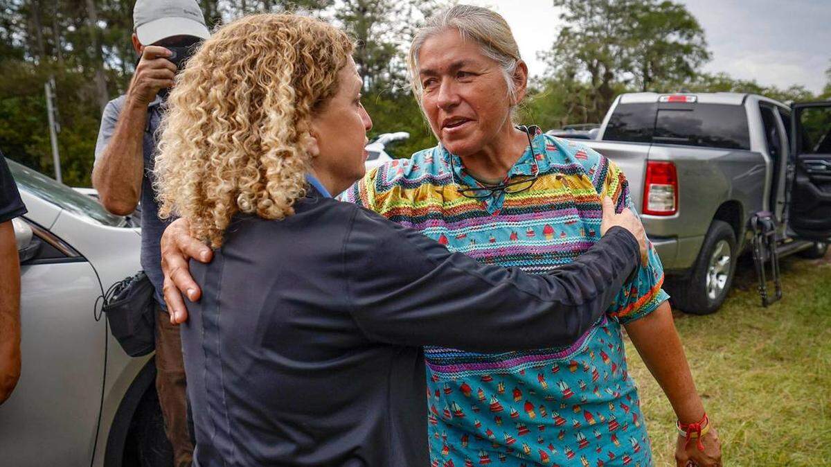 La representante estadounidense Debbie Wasserman Schultz es recibida por Betty Osceola, miembro de la tribu miccosukee, tras visitar el centro Alligator Alcatraz, el sábado 12 de julio de 2025. Las instalaciones se encuentran en los Everglades de la Florida, a 36 millas al oeste del distrito financiero de Miami, en el Condado Collier, Florida.