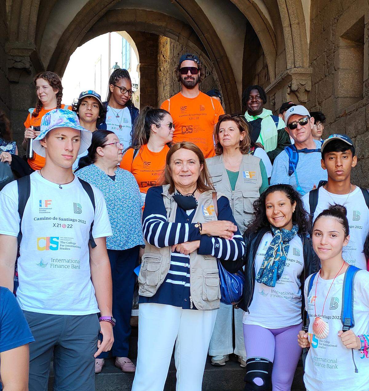 María Díaz de la Cebosa, presidenta de CIS University y de International Studies Foundation (centro), con un grupo de estudiantes y monitores de Madrid y España, que hicieron el Camino de Santiago.