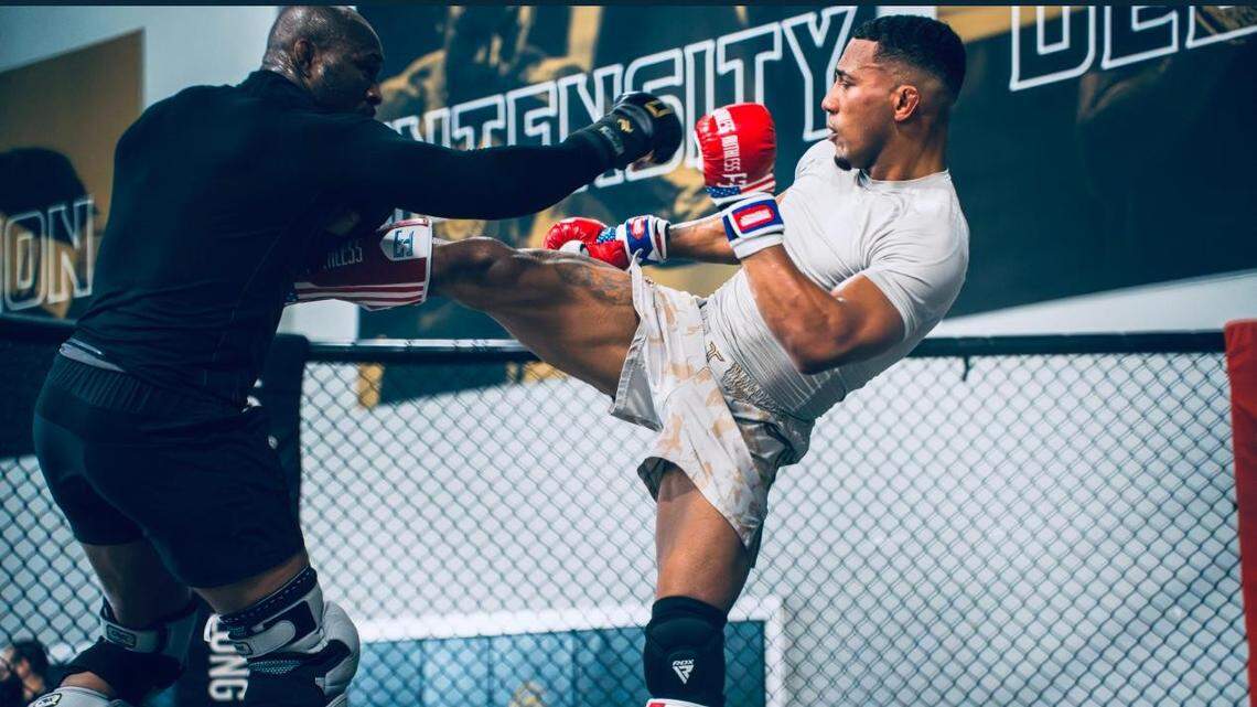 El peleador de Miami Ángel “Salsa King” Álvarez debuta el 2 de mayo ante Bryce Logan en PFL con una historia de sacrificio, evolución y una fe inquebrantable en su momento. En la foto junto al legendario Kamaru Usman.