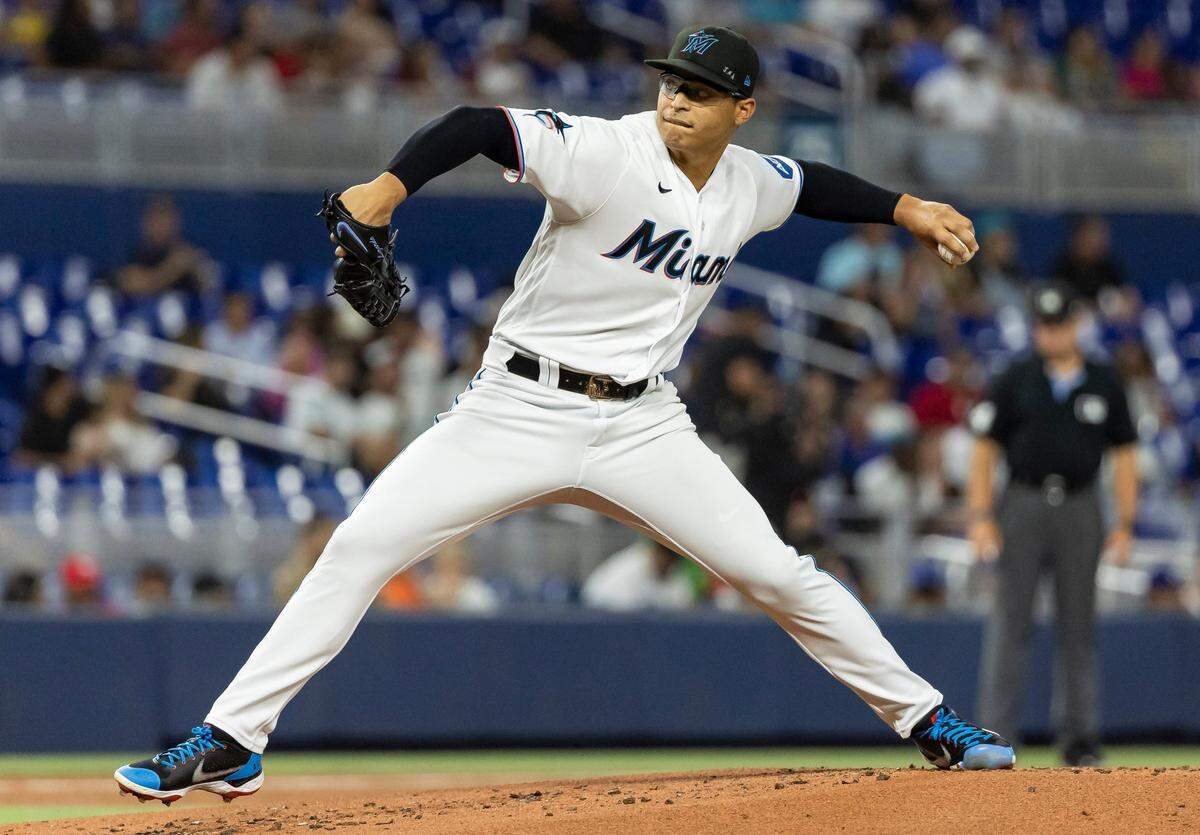 El abridor de los Marlins lanza en el segundo inning del partido ante los Dodgers de Los Angeles, celebrado el 5 de septiembre de 2023 en Miami.