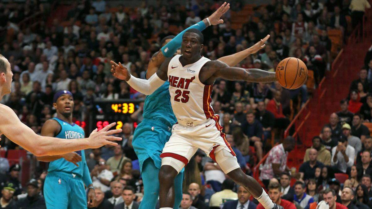 El jugador del Heat Kendrick Nunn (25) pasa la pelota ante la marca de Miles Bridges, de los Hornets, en el segundo cuarto del partido efectuado el 25 de noviembre de 2019 en Miami.