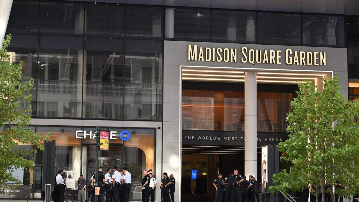 Agentes de policía vigilan los alrededores del Madison Square Garden en Nueva York. Según informes, se presentaron varios permisos ante la ciudad relacionados con el recinto. También han circulado versiones, aún sin confirmar, de que Taylor Swift y Travis Kelce celebrarían su boda en la zona.
