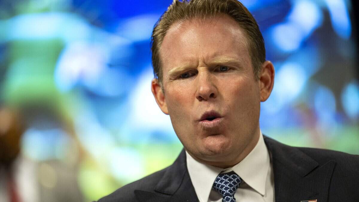 Andrew Giuliani, director ejecutivo del Grupo de Trabajo de la Casa Blanca para la Copa Mundial de la FIFA 2026, conversa con miembros de las fuerzas del orden durante un recorrido de prensa por el Centro Internacional de Cooperación Policial para la Copa Mundial de la FIFA 2026 en el Centro Nacional de Conferencias en Leesburg, Virginia, el 29 de junio de 2026.