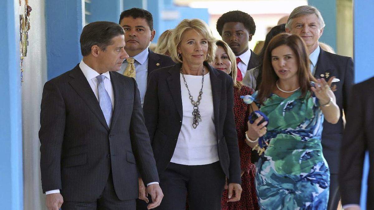 La directora Marta García, a la derecha, da una gira de su escuela al secretario de Educación Betsy DeVos en la Escuela Primaria Royal Palm, mientras que Alberto Carvalho, Superintendente de la Escuela Pública de Miami-Dade mira en Miami el viernes 7 de abril de 2017. 
