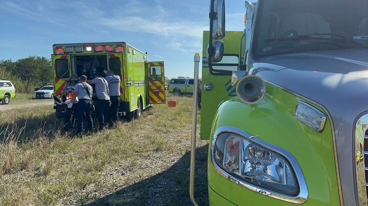Un muerto y un herido al estrellarse un helicóptero en un canal de Miami-Dade.