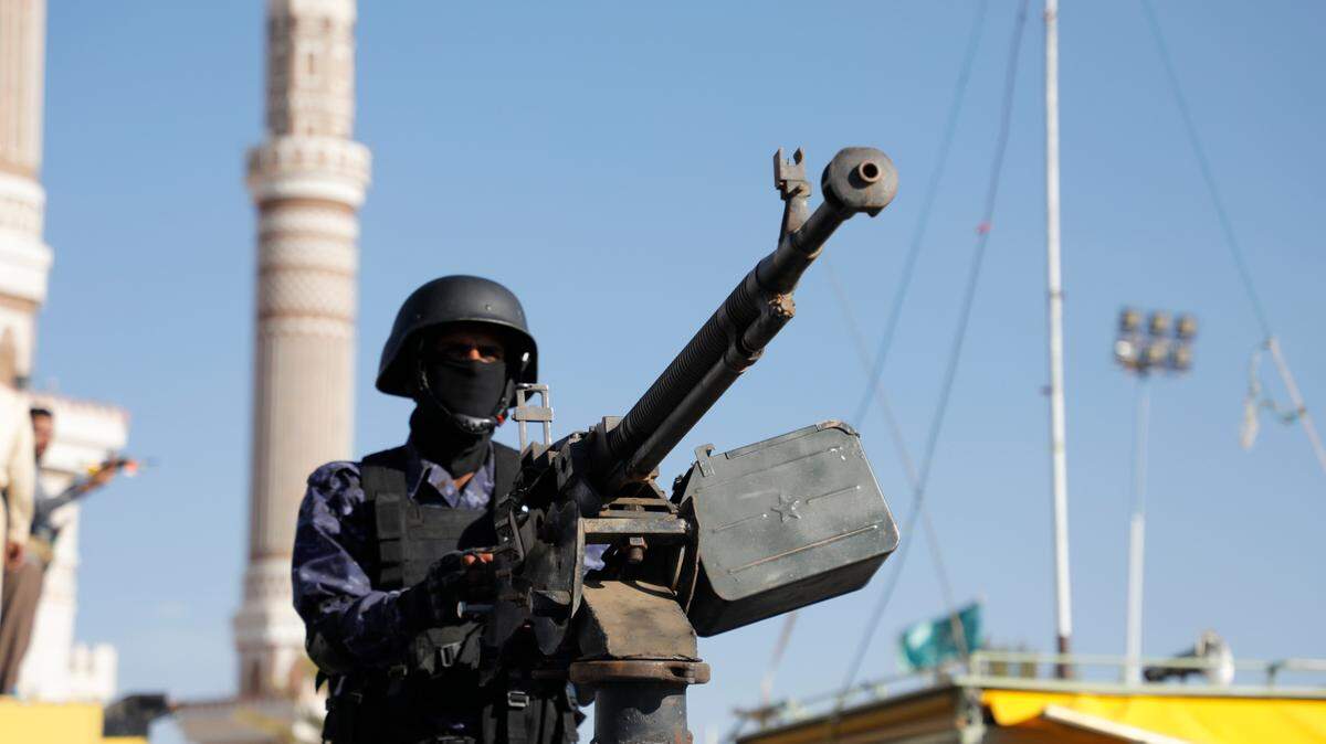 Un soldado de las milicias hutíes, grupos armados pro iraníes, marcha en una protesta contra Estados Unidos e Israel, en Saná, Yemen, el viernes 2 de febrero de 2024.