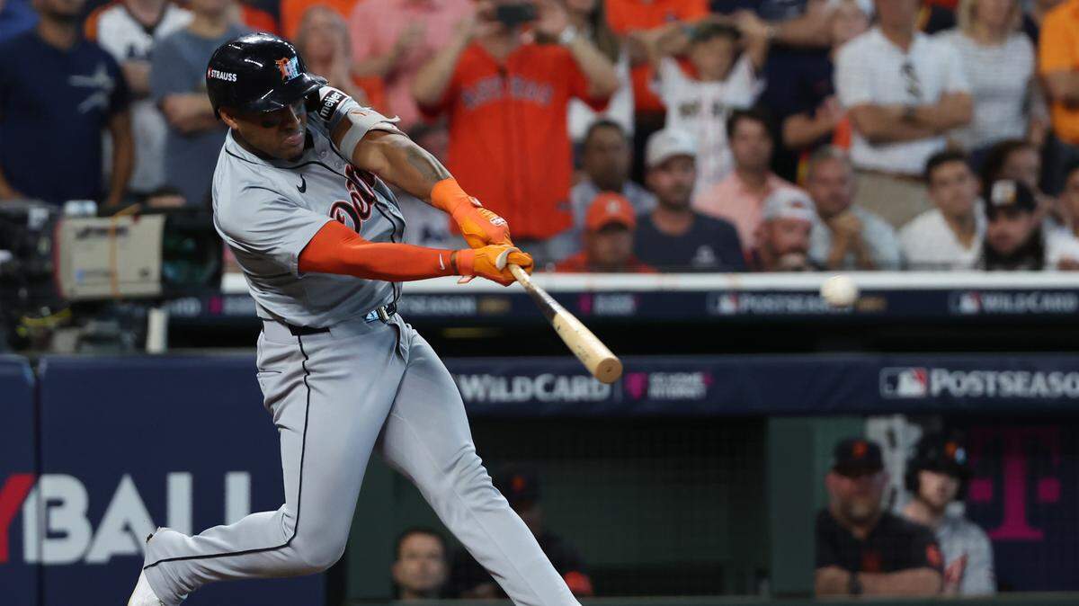El cubano Andy Ibáñez vino de emergente por los Tigres de Detroit en el octavo inning y pegó un doble remolcador de tres carreras que decidió el triunfo de su equipo ante los Astros, en el partido de la Ronda de Comodines celebrado el 2 de octubre de 2024 en Houston.