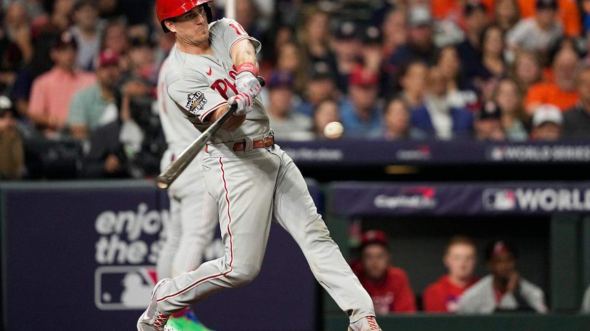 J.T. Realmuto batea un doblete de dos carreras durante la quinta entrada del primer partido de la Serie Mundial de béisbol entre los Astros de Houston y los Filis de Filadelfia el viernes 28 de octubre de 2022, en Houston. (AP Photo/David J. Phillip)