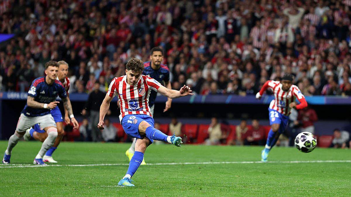El delantero argentino del Atlético de Madrid Julián Álvarez anota un gol de penal ante el Arsenal, en el partido de ida de las semifinales de la Liga de Campeones celebrado el 29 de abril de 2026 en Madrid. 