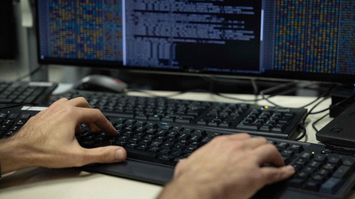 El malware de rescate, o ransomware, es un tipo de virus que impide a los usuarios acceder a su sistema o a sus archivos personales y que exige el pago de un rescate para poder acceder de nuevo a ellos.