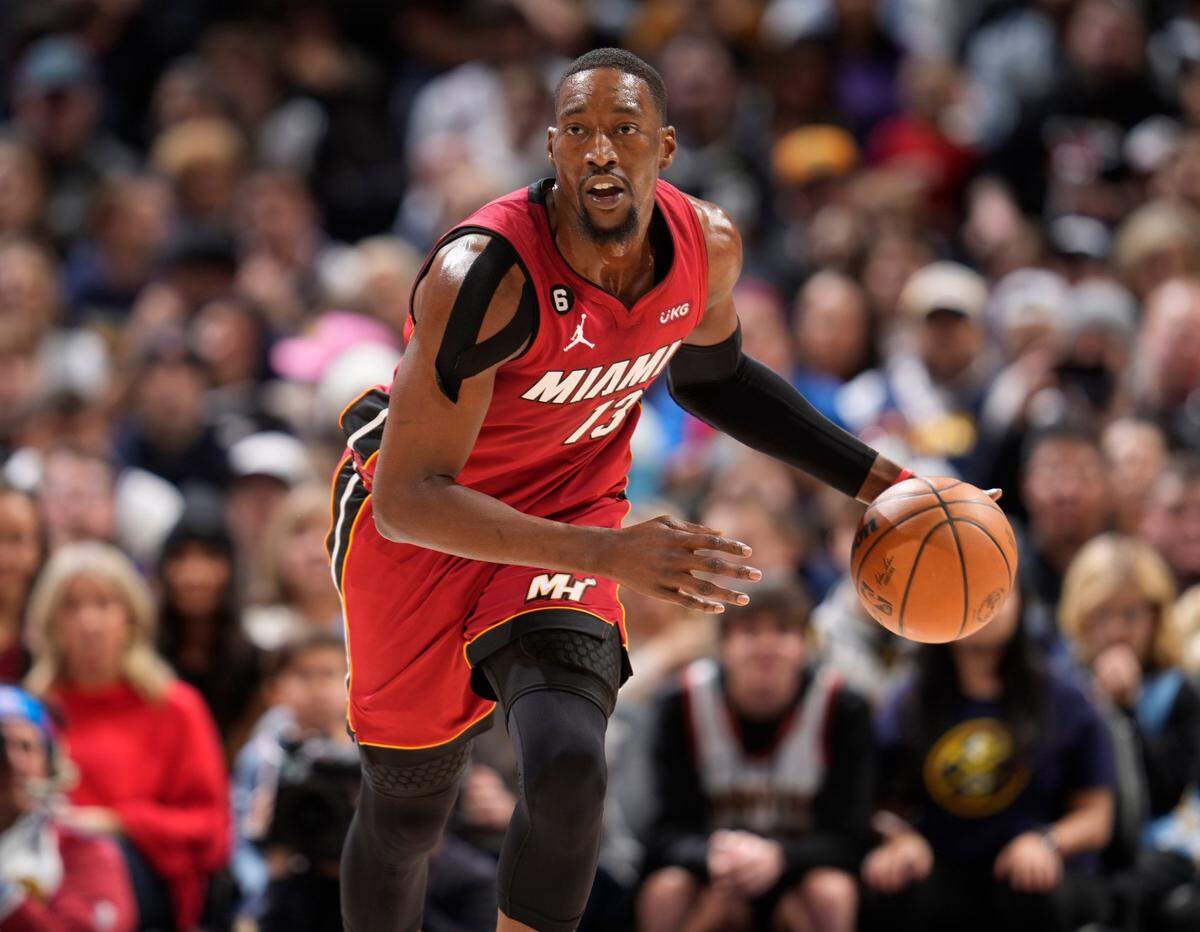 El centro del Heat de Miami Bam Adebayo conduce el balón en el partido ante los Nuggets, celebrado el 30 de diciembre de 2022 en Denver.