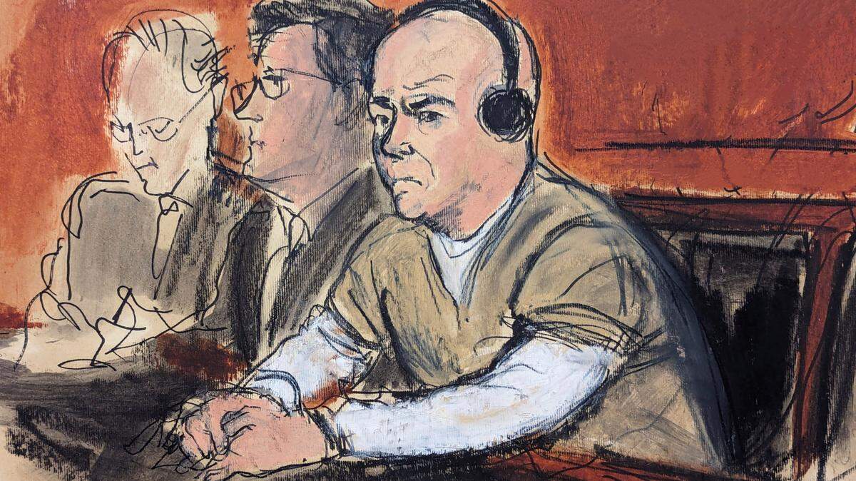 En este boceto de la sala del tribunal, el general retirado de tres estrellas del ejército venezolano Clíver Antonio Alcalá Cordones, derecha, comparece ante el Tribunal Federal de Nueva York, el jueves 18 de enero de 2024. (Elizabeth Williams vía AP)