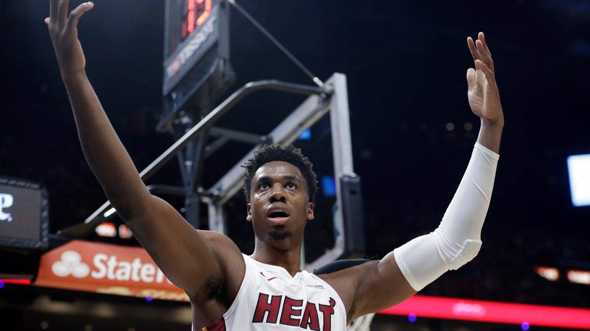 El centro del Heat Hassan Whiteside celebra una canasta el 24 de octubre ante los Knicks en Miami.