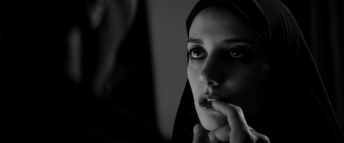 En el Coral Gables Art Cinema se presenta ‘A Girl Walks Home Alone At Night’ (2014).