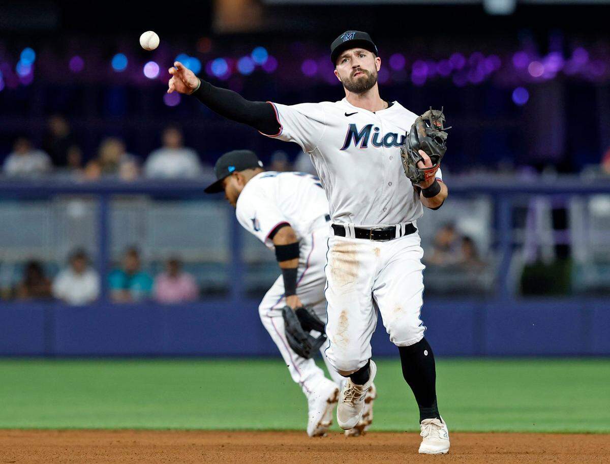 El torpedero de los Marlins Jon Berti tira a primera base en el cuarto inning del partido contra los Bravos de Atlanta, celebrado el 2 de mayo de 2023 en Miami.