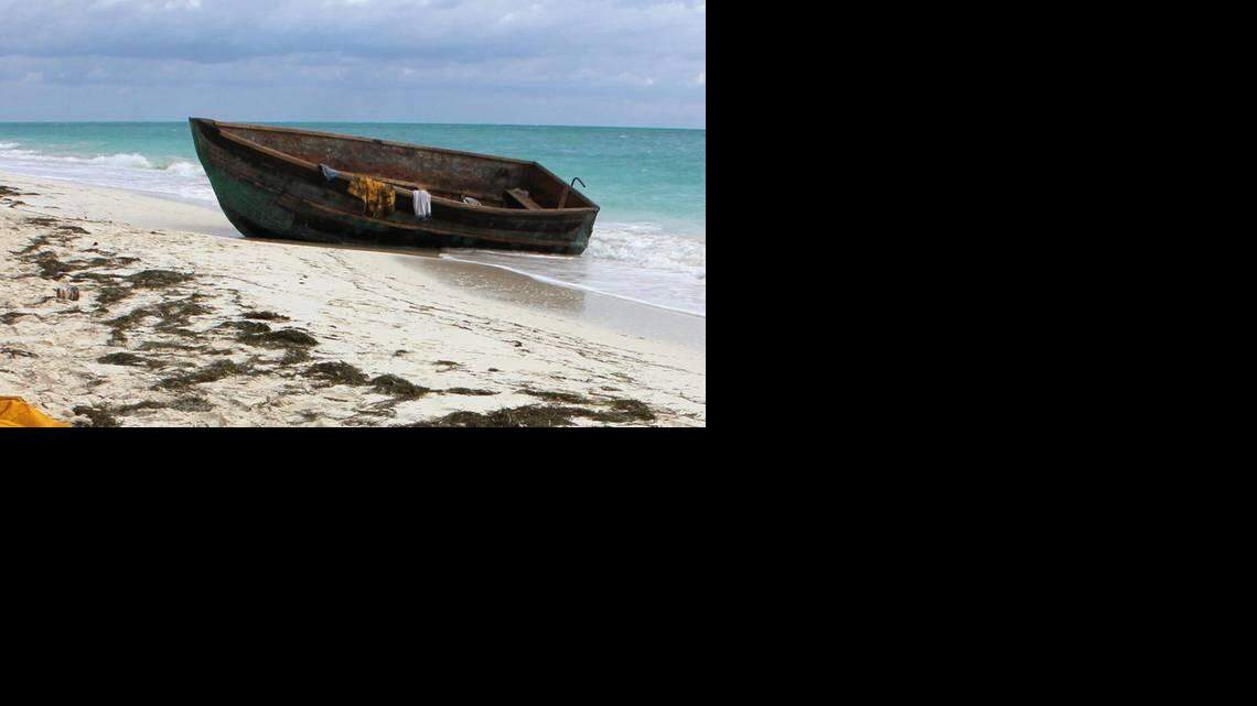 Los cubanos que llegan a suelo estadounidense pueden quedarse y solicitar la residencia permanente un año después.