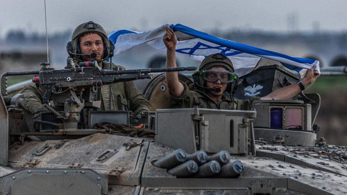 SDOS ISRAELIES patrullan la ciudad de Sderot, cerca de la frontera entre Israel y Gaza, el jueves 12 de octubre de 2023.