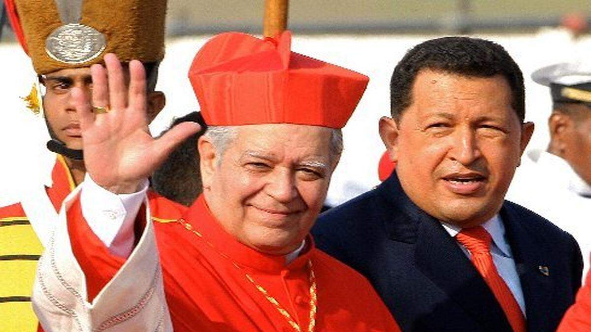 En esta foto de archivo el cardenal Jorge Urosa Savino y Hugo Chavez.  ANDREW ALVAREZ/AFP/Getty Images