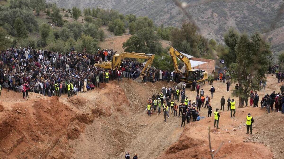 Los trabajadores de defensa civil y las autoridades locales intentan rescatar a un niño de 5 años que cayó en un agujero cerca de la ciudad de Bab Berred, cerca de Chefchaouen, el viernes 4 de febrero de 2022 en Ighran. (AP Photo/Mosa’ab Elshamy)