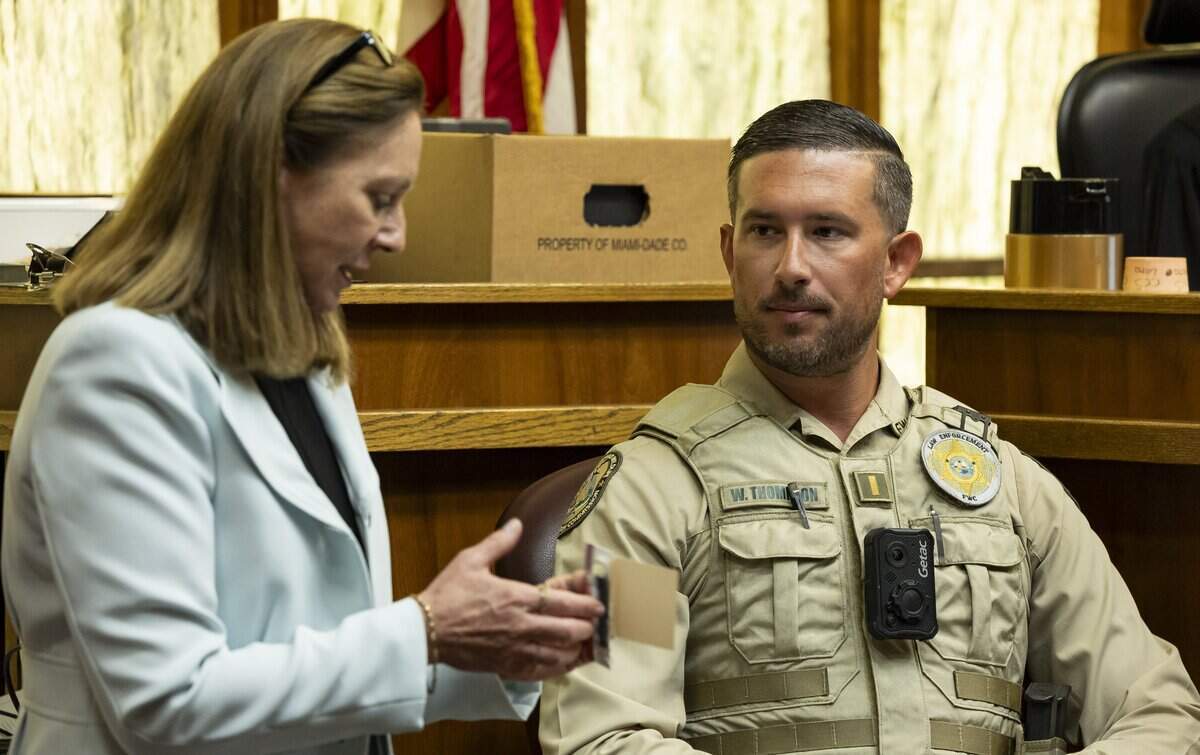 La fiscal Laura Adams interroga al teniente William Thompson, de la Comisión de Conservación de Pesca y Vida Silvestre de Florida, durante el juicio de George Pino en el edificio judicial Richard E. Gerstein, el viernes 12 de junio de 2026, en Miami, Florida. Pino está acusado en relación con el accidente de barco que causó la muerte de Lucy Fernández, de 17 años, en 2022.