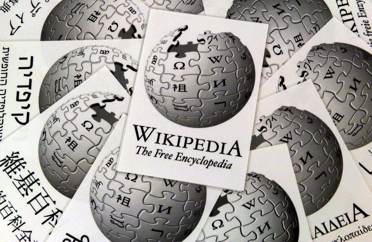 Varios folletos con el logotipo de la enciclopedia de internet “Wikipedia” escritos en diversos idiomas durante la “Primera conferencia internacional Wikimedia” en 2005.