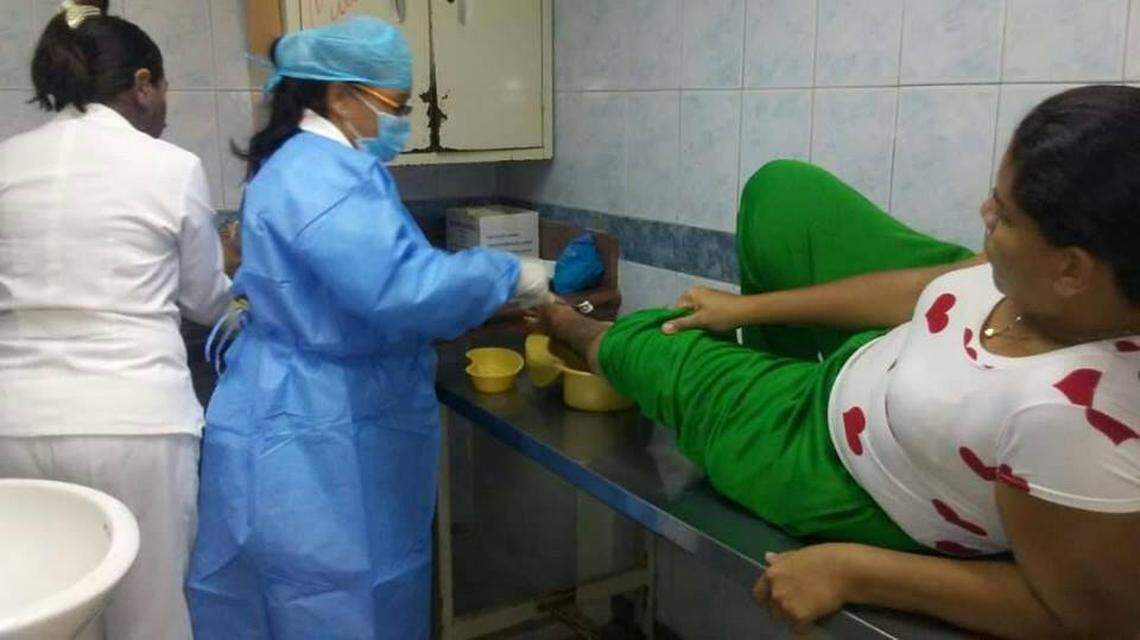 Una enfermera cubana brinda atención a una paciente venezolana en el Estado Bolívar.