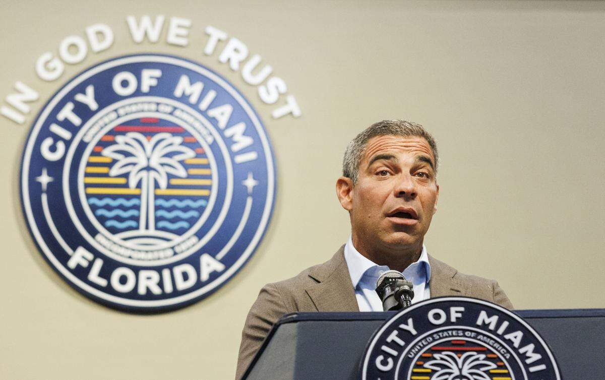 El alcalde de Miami Francis Suarez habla durante una rueda de prensa ofrecida junto al comisionado Ralph Rosado para restablecer la financiación para la inscripción en el curso “Fast Track to Citizenship” para residentes de Miami el lunes 28 de julio de 2025, en el Ayuntamiento de Miami en Coconut Grove.&nbsp;