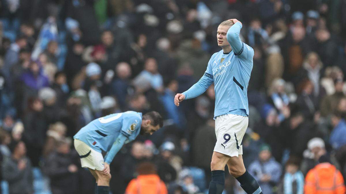 El Manchester City volvió a pinchar y suma una sola victoria en los últimos trece encuentros, al empatar a uno contra el Everton el jueves, en un partido donde Erling Haaland (der.) erró un penalti.
