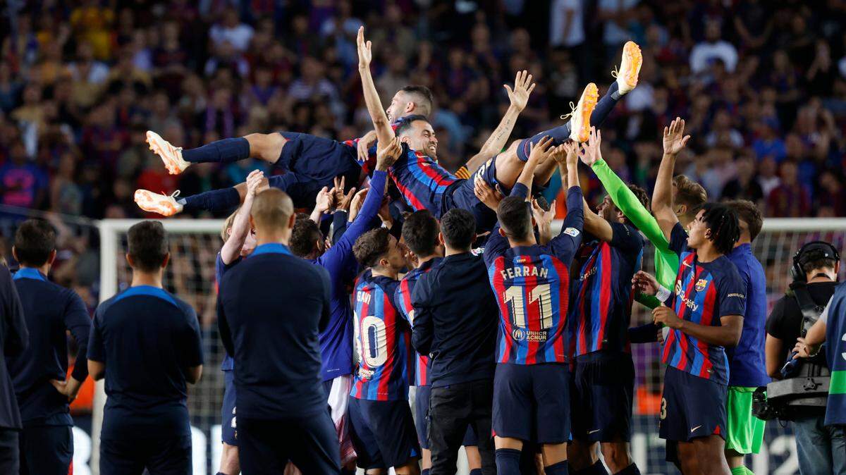Jordi Alba (arriba izq.) y Sergio Busquets en la despedida de ambos como jugadores de Barcelona, en el partido ante Mallorca en la liga española, celebrado el 28 de mayo de 2023 en el estadio Camp Nou de Barcelona.