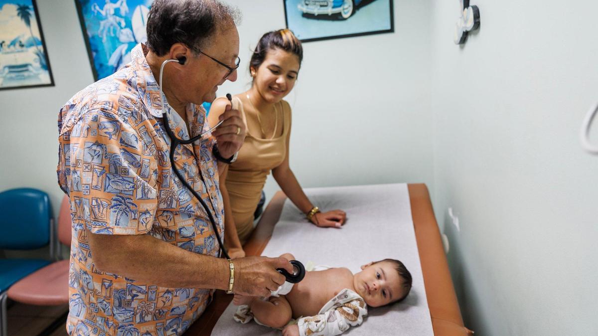 El Dr. Julio Egusquiza, atiende al hijo de Dayanis Tamayo, Emmanuel Moreno, de siete semanas de nacido, durante una visita a su consultorio en el Hospital Palmetto en Hialeah. Dayanis es una refugiada que llegó de Cuba hace nueve meses. Actualmente recibe apoyo del programa Pasos Saludables (Healthy Steps) financiado por The Children’s Trust.