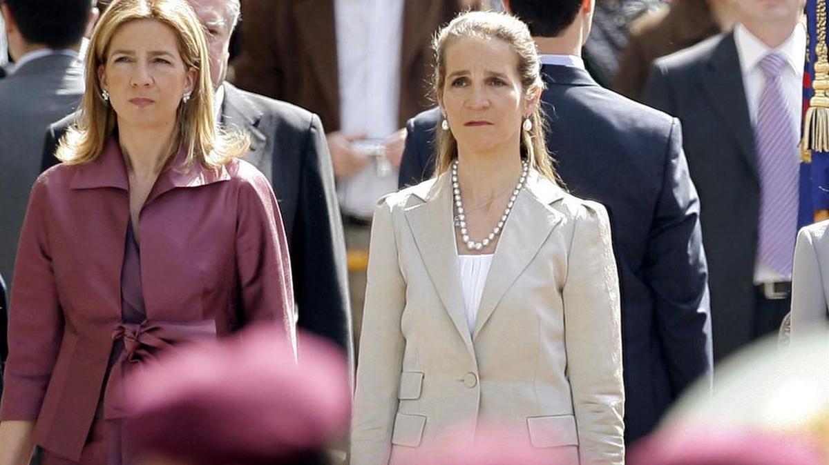 ARCHIVO - En esta fotografía de archivo del 16 de abril de 2008, la Princesa Cristina de España, izquierda y la Princesa Elena, escuchan el Himno Nacional de España durante una ceremonia.