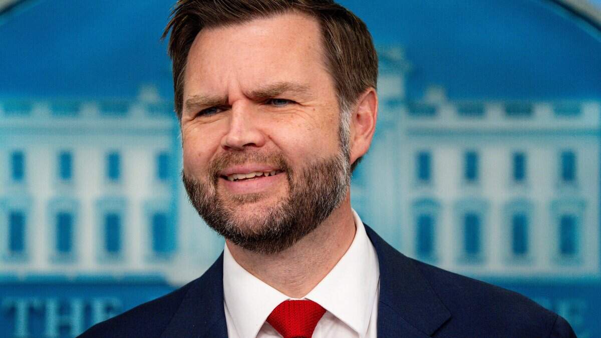 El vicepresidente J.D. Vance responde una pregunta de un periodista durante una rueda de prensa en la Sala de Prensa Brady de la Casa Blanca, el 18 de junio de 2026, en Washington, DC.