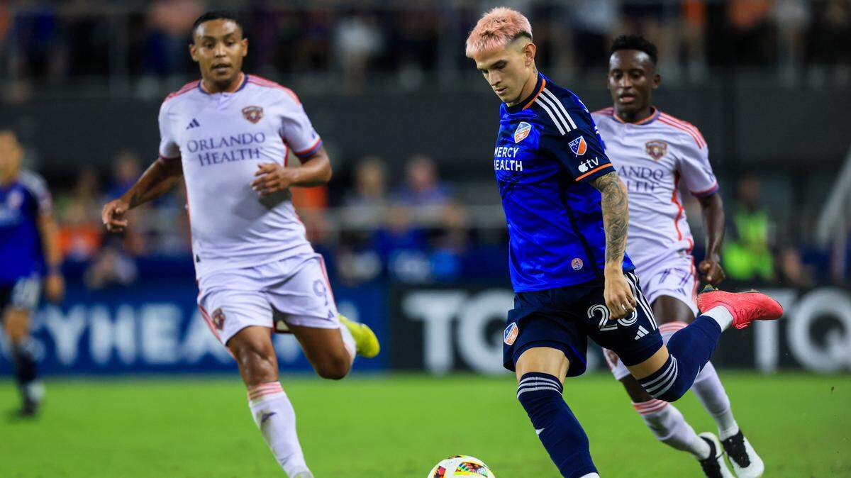 El extremo argentino de Cincinnati Luca Orellano (centro) ganó este miércoles el premio al mejor gol de la temporada regular de la MLS, gracias a la falta directa anotada desde los 72 metros en un partido de agosto contra el Montreal.