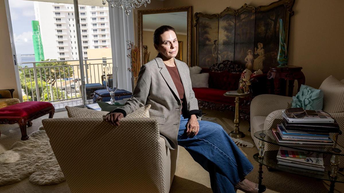 Cynthia Muniz en su apartamento del condominio en Isola en Brickell Key el viernes 18 de julio de 2025, en Miami, Florida. Las altas cuotas especiales y el aumento de las cuotas de la asociación de propietarios la han obligado a reducir el precio de venta de su condominio en casi un 25 %, menos de lo que pagó originalmente hace 20 años. 