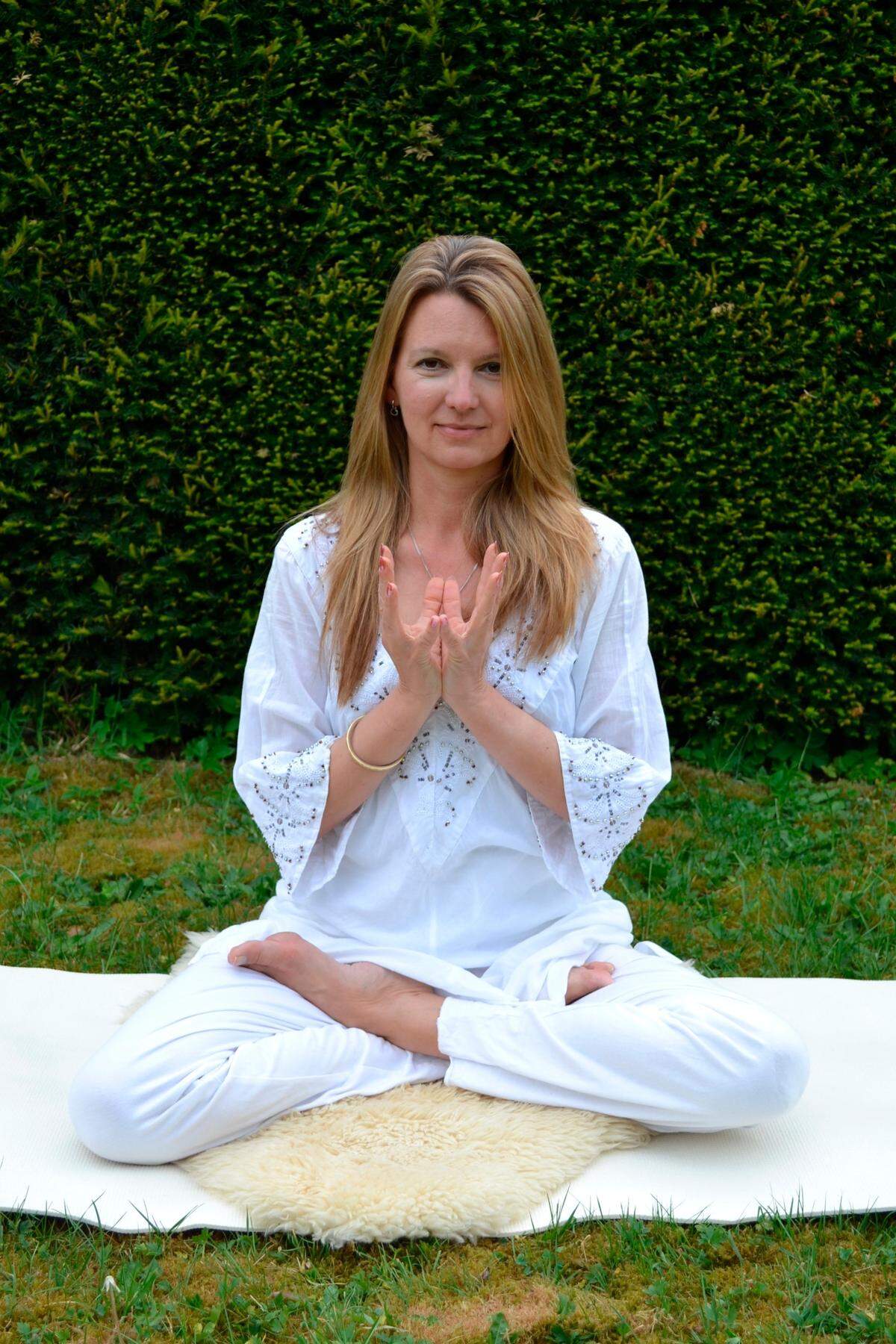 Sentarnos a meditar unos minutos, puede ayudarnos a distanciarnos de la turbulencia mental, a resolver las situaciones problemáticas y encontrar la calma necesaria para actuar.