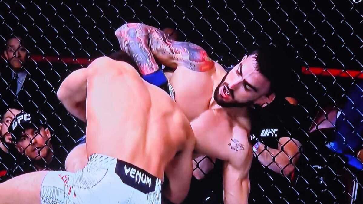 El peleador cubano Yadier del Valle (der.)  perdió por decisión unánime frente a Jordan Leavitt, en la cartelera de la UFC el sábado  en Las Vegas. 