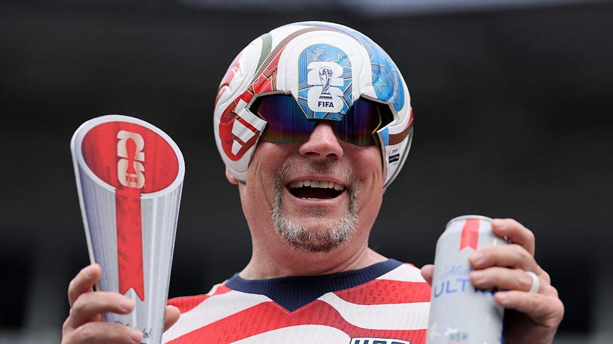Un aficionado ataviado como el balón oficial de la Copa Mundial de la FIFA 2026 anima durante el partido amistoso internacional entre Estados Unidos y Senegal en el Bank of America Stadium, el domingo 31 de mayo de 2026, en Charlotte, Carolina del Norte.