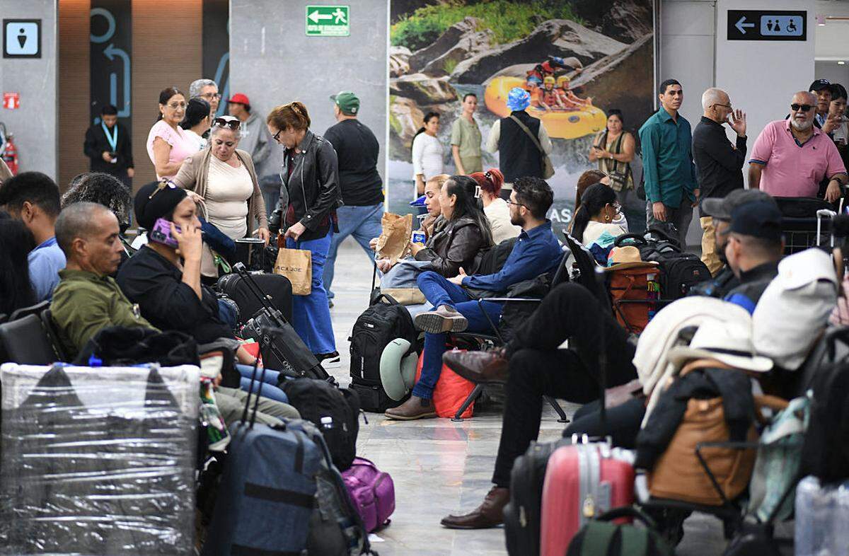 Médicos cubanos esperan abordar un avión para salir del país en el aeropuerto Ramón Villeda Morales en San Pedro Sula, Honduras, el jueves 5 de marzo de 2026.