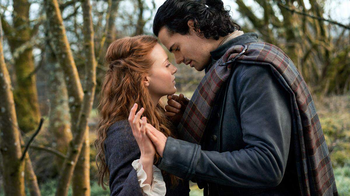 Para los fans de los viajes en el tiempo y los romances de época ya comenzó en Starz la nueva serie ‘Outlander: Blood of My Blood’.