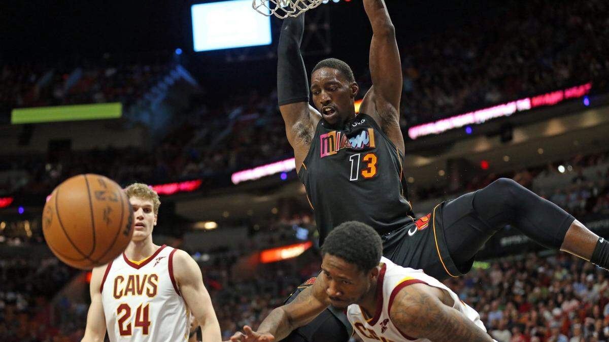 El centro de los Miami Heat, Bam Adebayo (13), clava el balón contra los Cleveland Cavaliers en el FTX Arena de Miami el viernes 11 de marzo de 2022.