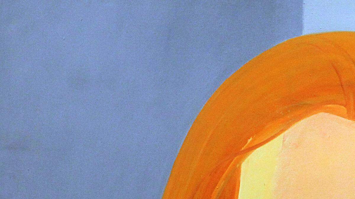 Un invitado toma una foto de la pieza "Sylvia" del artista Alex Katz, en exhibición durante el evento de invitación previa de Art Basel en el Miami Beach Convention Center, que tiene lugar del 1 al 4 de diciembre en Miami Playa el miércoles 30 de noviembre de 2016.