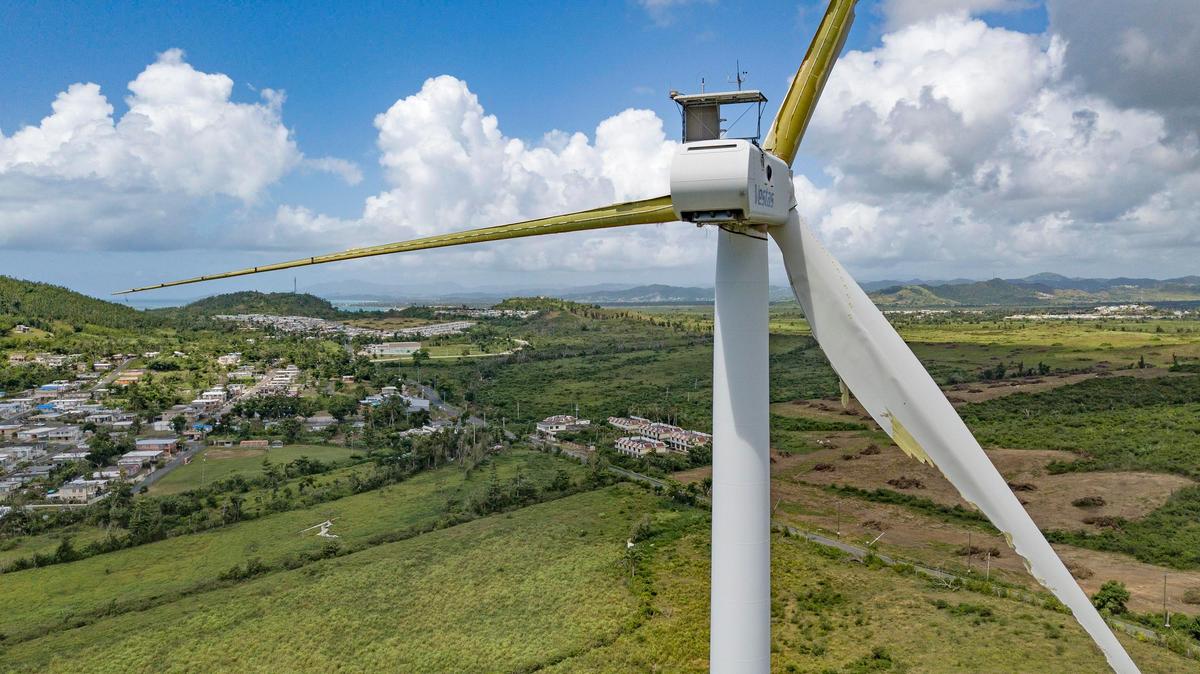 Un año después que el huracán María devastó Puerto Rico, todavía hay turbinas eólicas dañadas cerca de Santa Isabel.