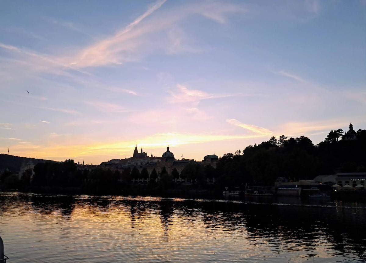 Skyline de Praga desde el río Moldava.