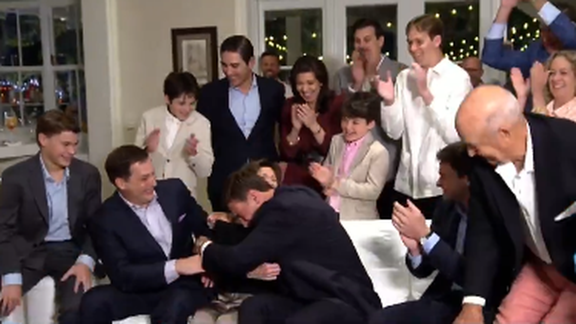 El quarterback cubanoamericano Fernando Mendoza abraza a su madre en su casa en Miami, tras ser seleccionado el jueves en el primer lugar del draft de la NFL por los Raiders de Las Vegas. 