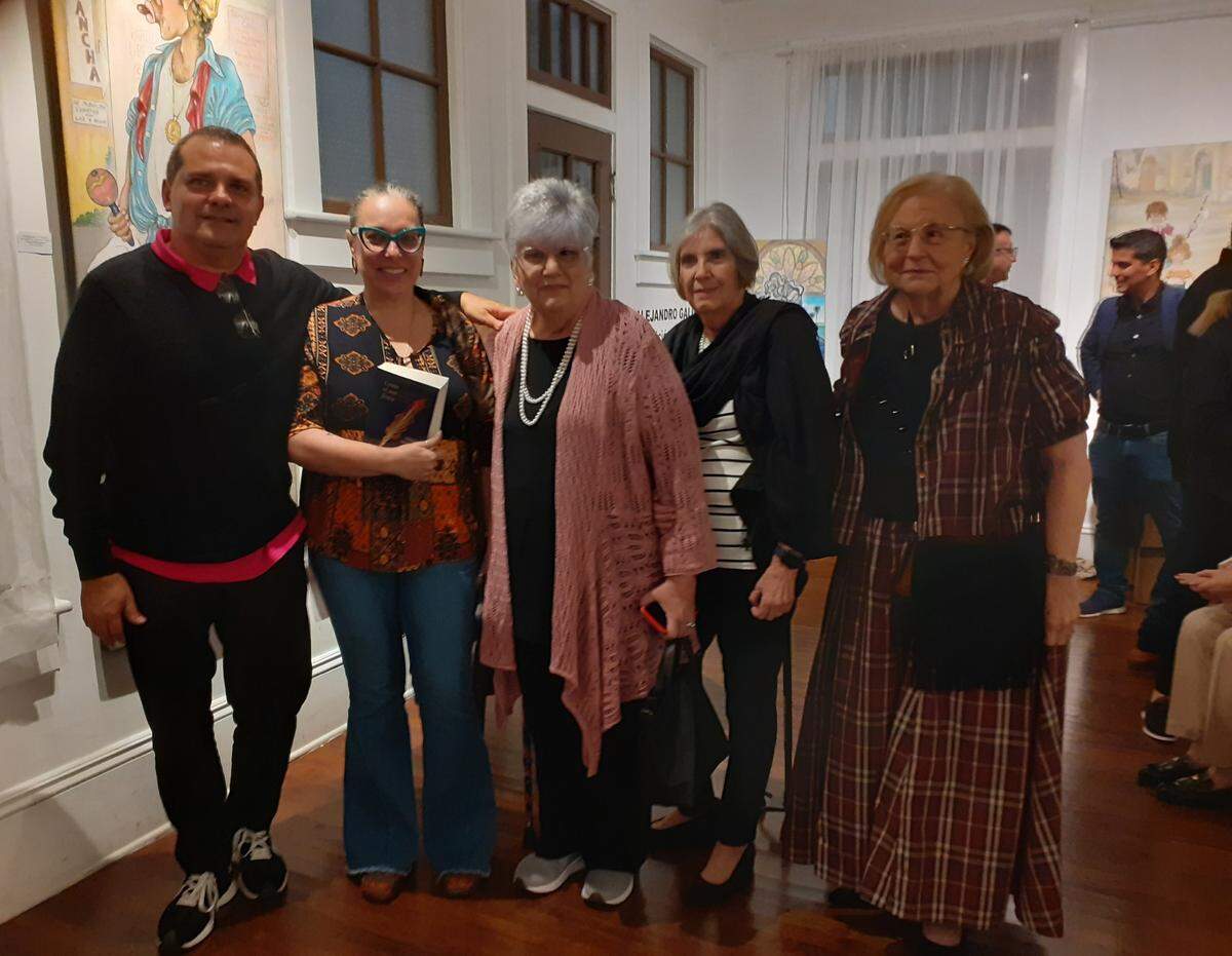 El escritor William Navarrete junto a las escritoras Yovana Martinez, Uva de Aragon, Maria Dolores Espino y Olga Connor.