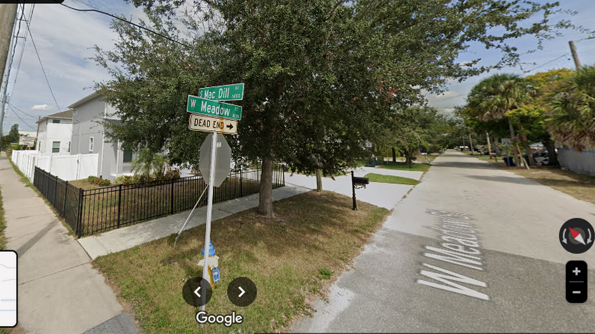 El sospechoso siguió a la víctima hasta su casa, luego la arrolló con su vehículo dos veces y escapó del lugar, dijo la policía de Tampa.